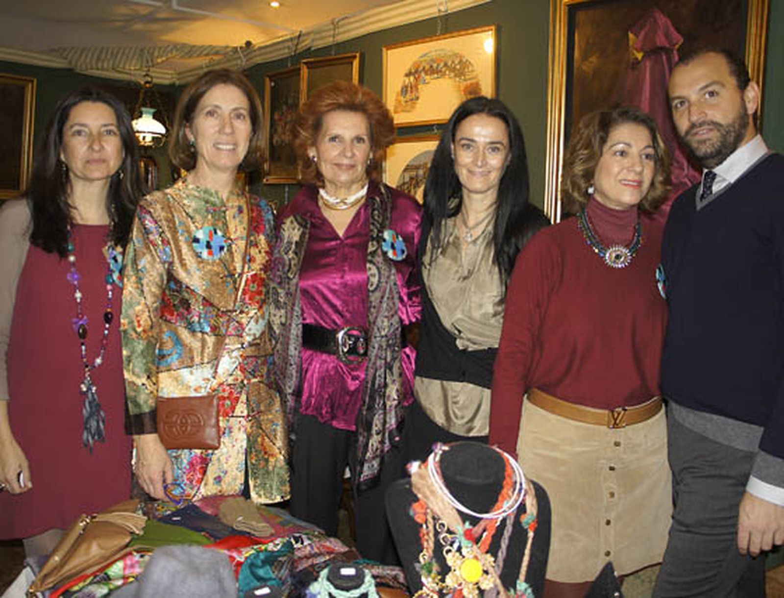 Mariola Ruiz de Astorza, Ana Valle, Chari García Giráldez, Marián Rodríguez de Madrid, Lola Moya y Alfonso Candau, en el puesto 'El Popurrí'.


Foto: Victoria Ramírez