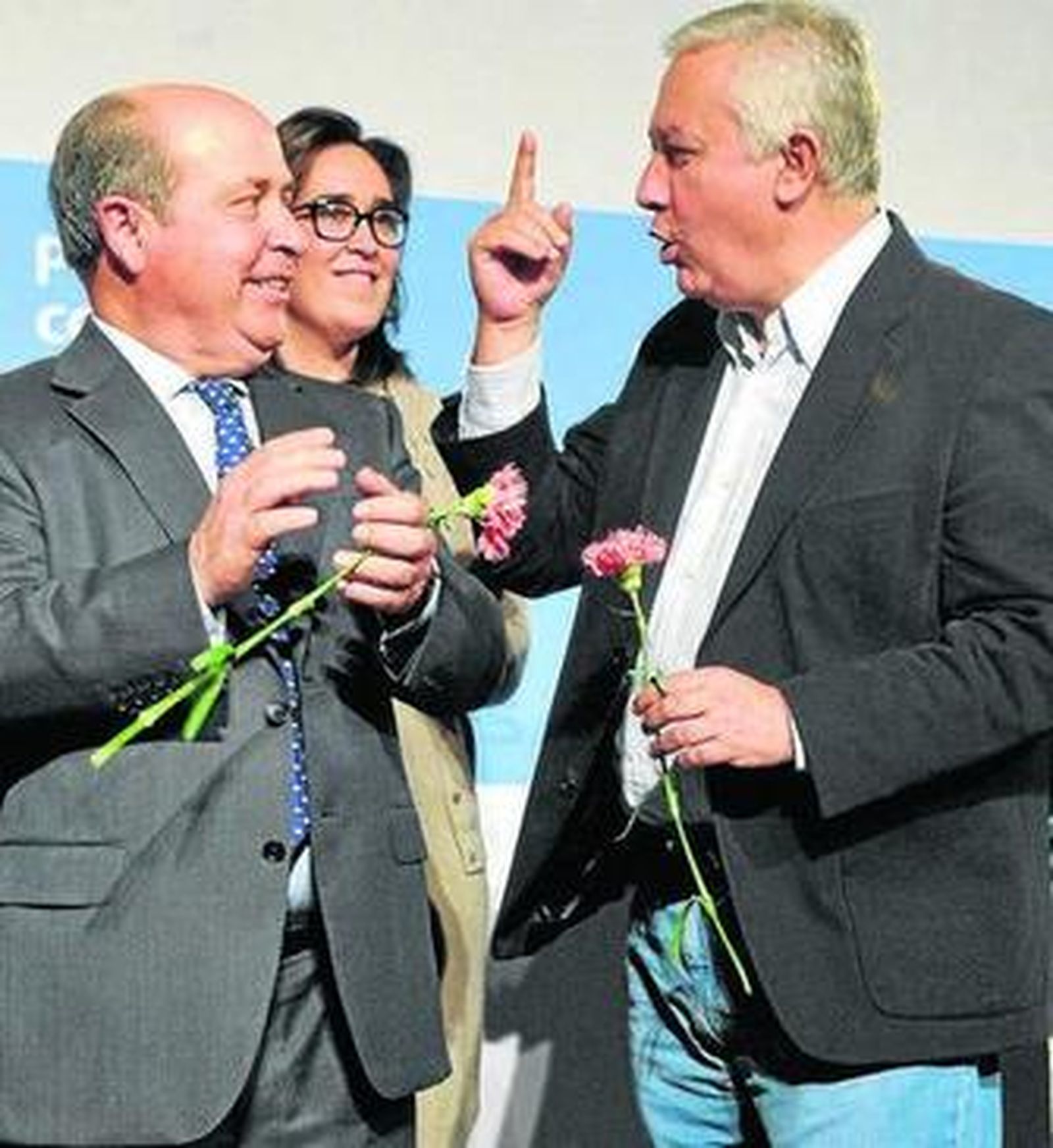 José Torres Hurtado y Javier Arenas, junto a María Francés.