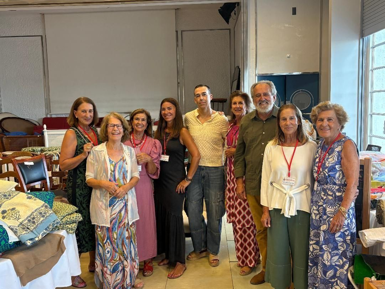 David Calleja, concejal del Ayuntamiento de El Puerto de Santa María, con Keka Raffo, Margarita Martín, Susana Jiménez, Luis Bononato, Carmen Barbadillo y María de los Ángeles y Montse Zaldivar durante la inauguración del XIII Mercadillo Solidario de Proyecto Hombre.