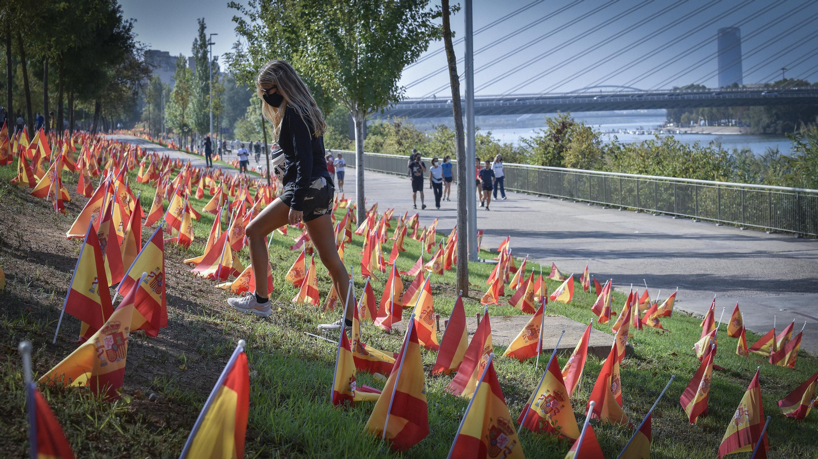 Víctimas del Coronavirus: 53.000 banderas de España junto al río