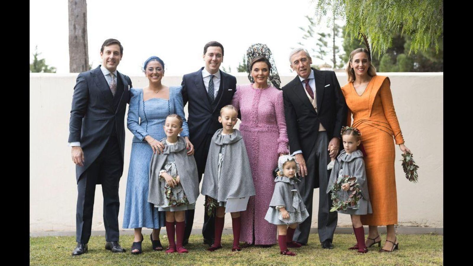 Hugo Aldonza, María Domínguez, Luis Domíguez Villar, Isabel Villar y Luis e Isabel Domínguez, con las más jóvenes de la familia.