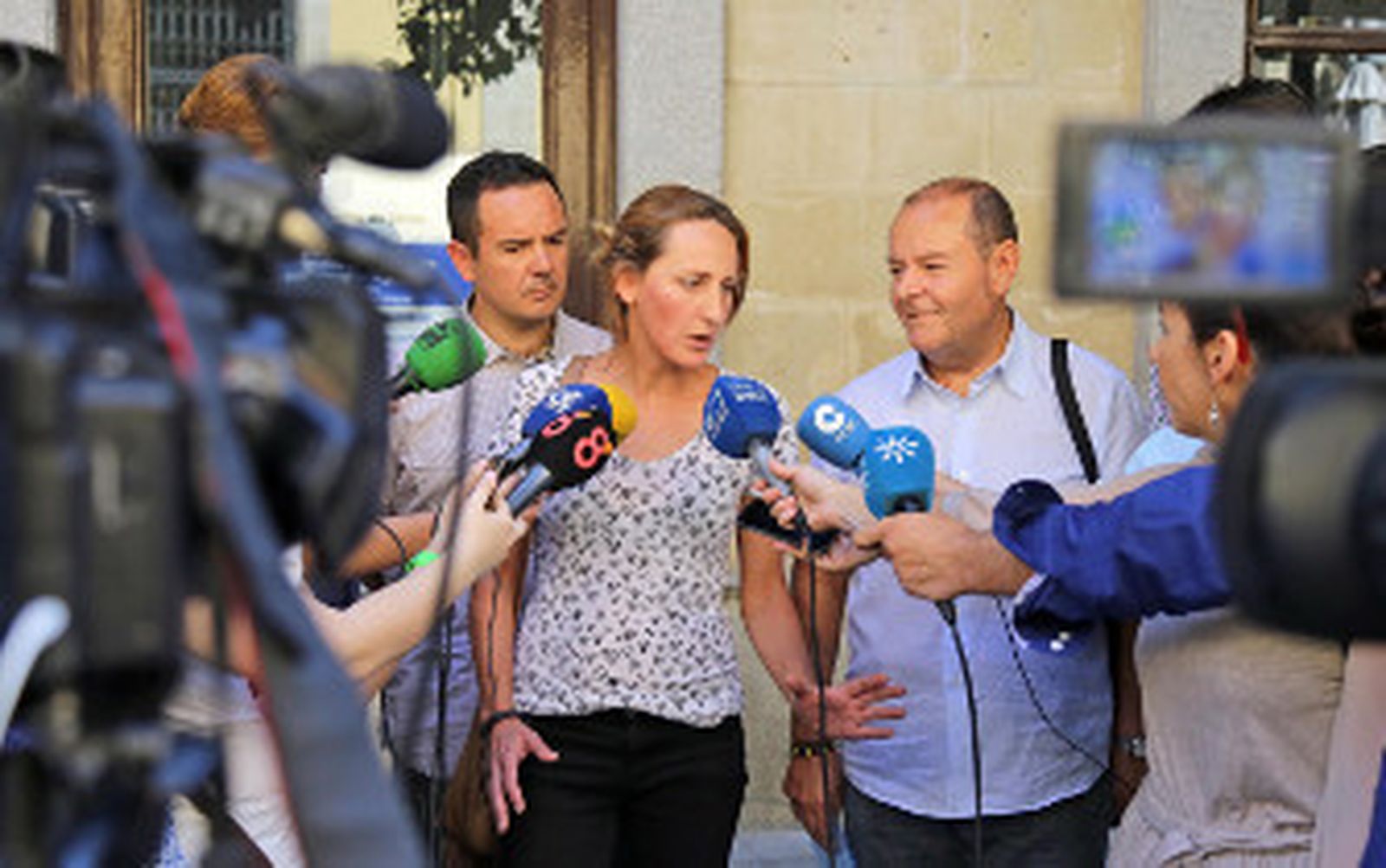 Entre urnas y grabadoras