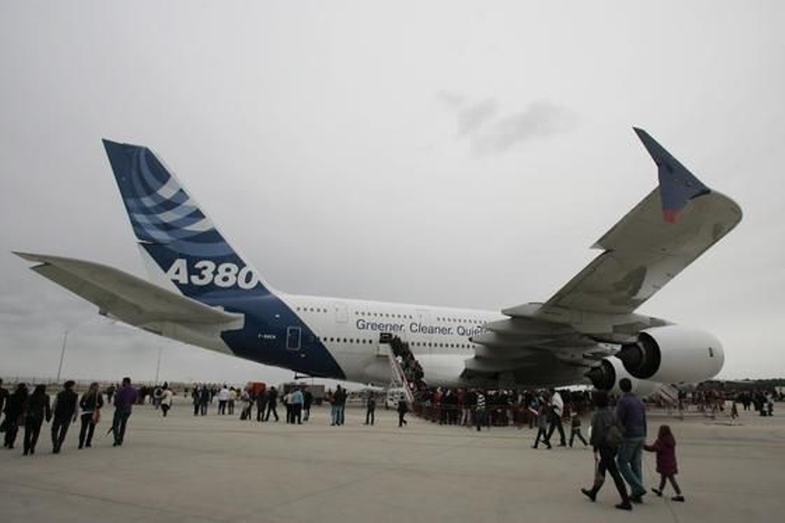 Airbus Military reunió en San Pablo y Tablada a 30.000 familiares y amigos de sus empleados en el denominado Día de la Familia, en el que visitaron las instalaciones de la empresa y diferentes aviones.

Foto: Juan Carlos Muñoz