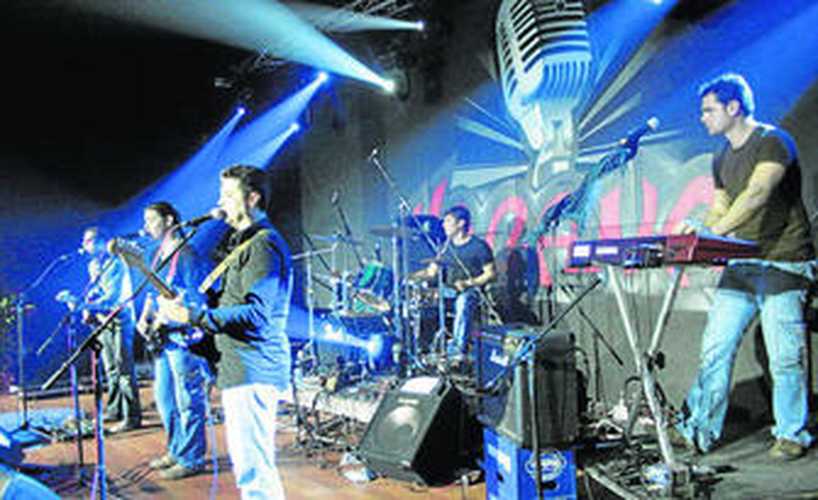 El grupo La Máquina, durante una actuación. y Duquende.