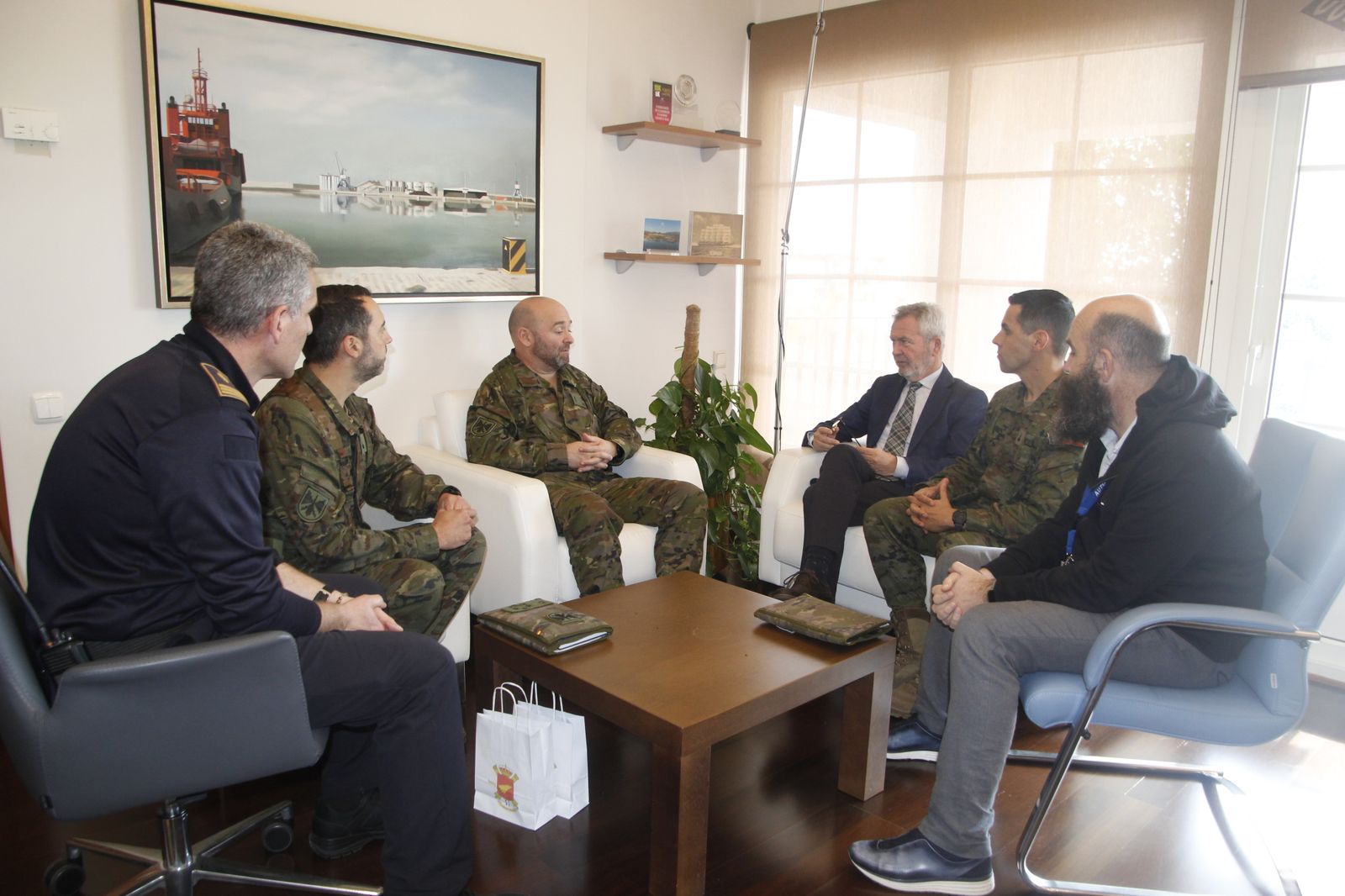 Los mandos de los tres ejércitos, reunidos con el presidente del Puerto de Motril José García Fuentes