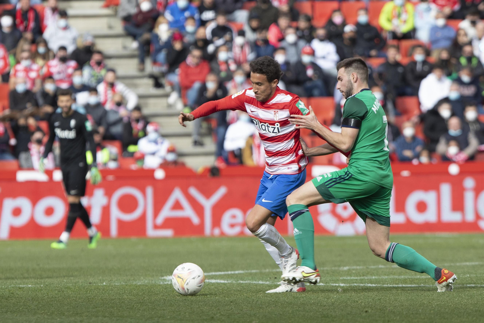 Luis Milla lleva el balón en el partido ante Osasuna