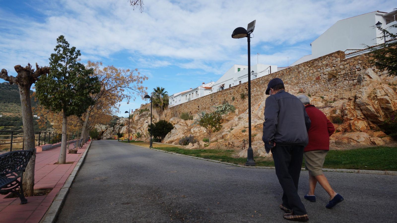 Una pareja de mayores en Santa Eufemia.