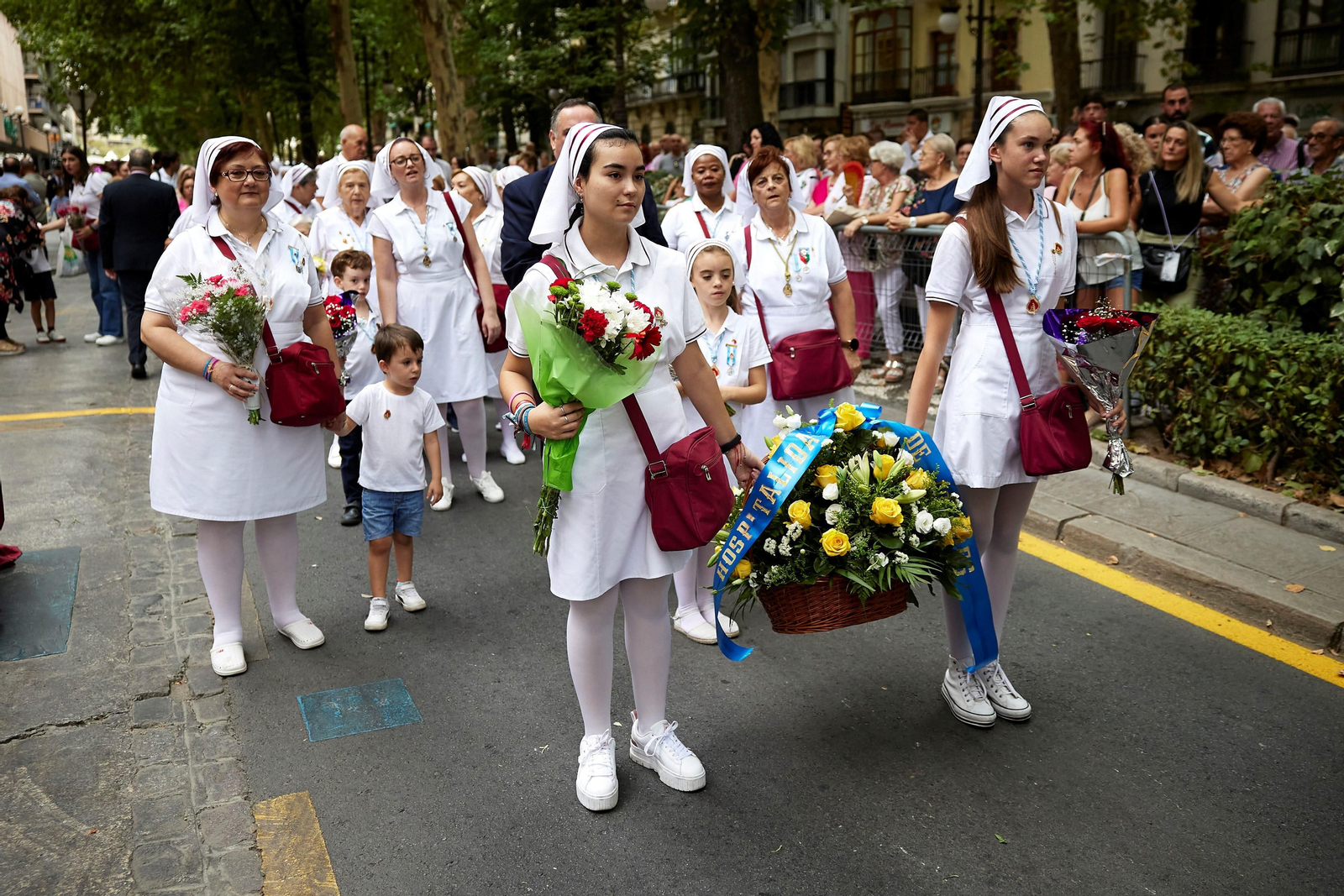 Granada se vuelca con la ofrenda floral en la Basílica de la Virgen de las Angustias