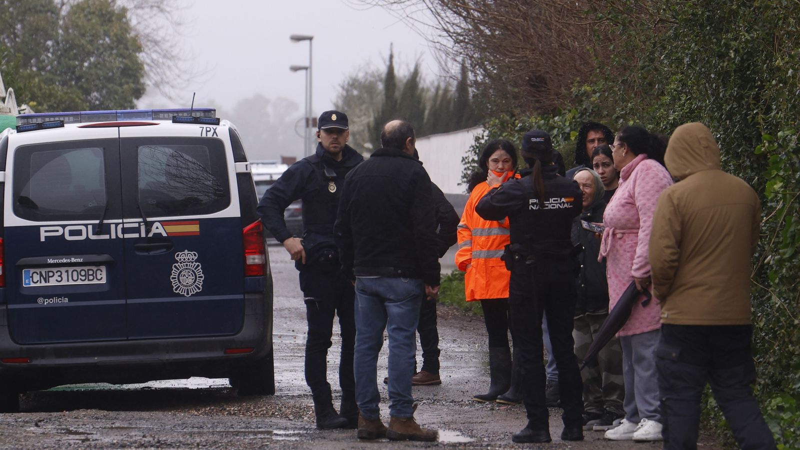Vecinos de las parcelas de Vadalvalle hablan con varios agentes.