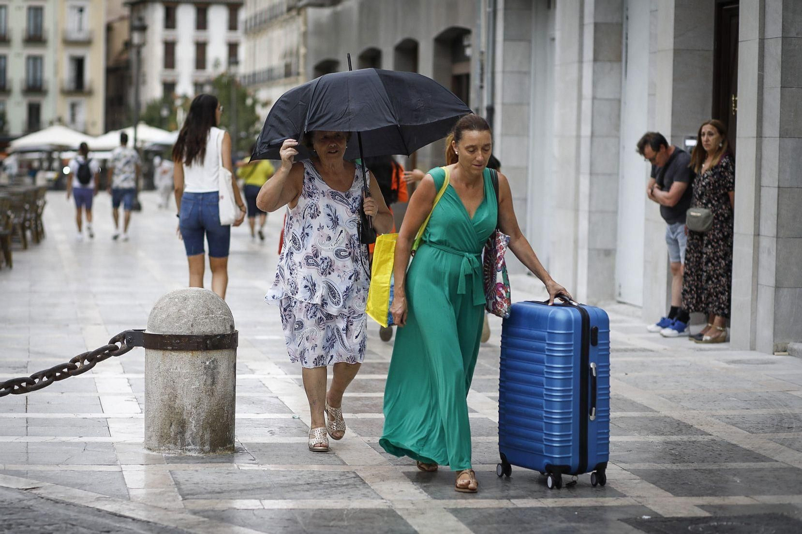 La lluvia ha sorprendido a locales y turistas en Granada