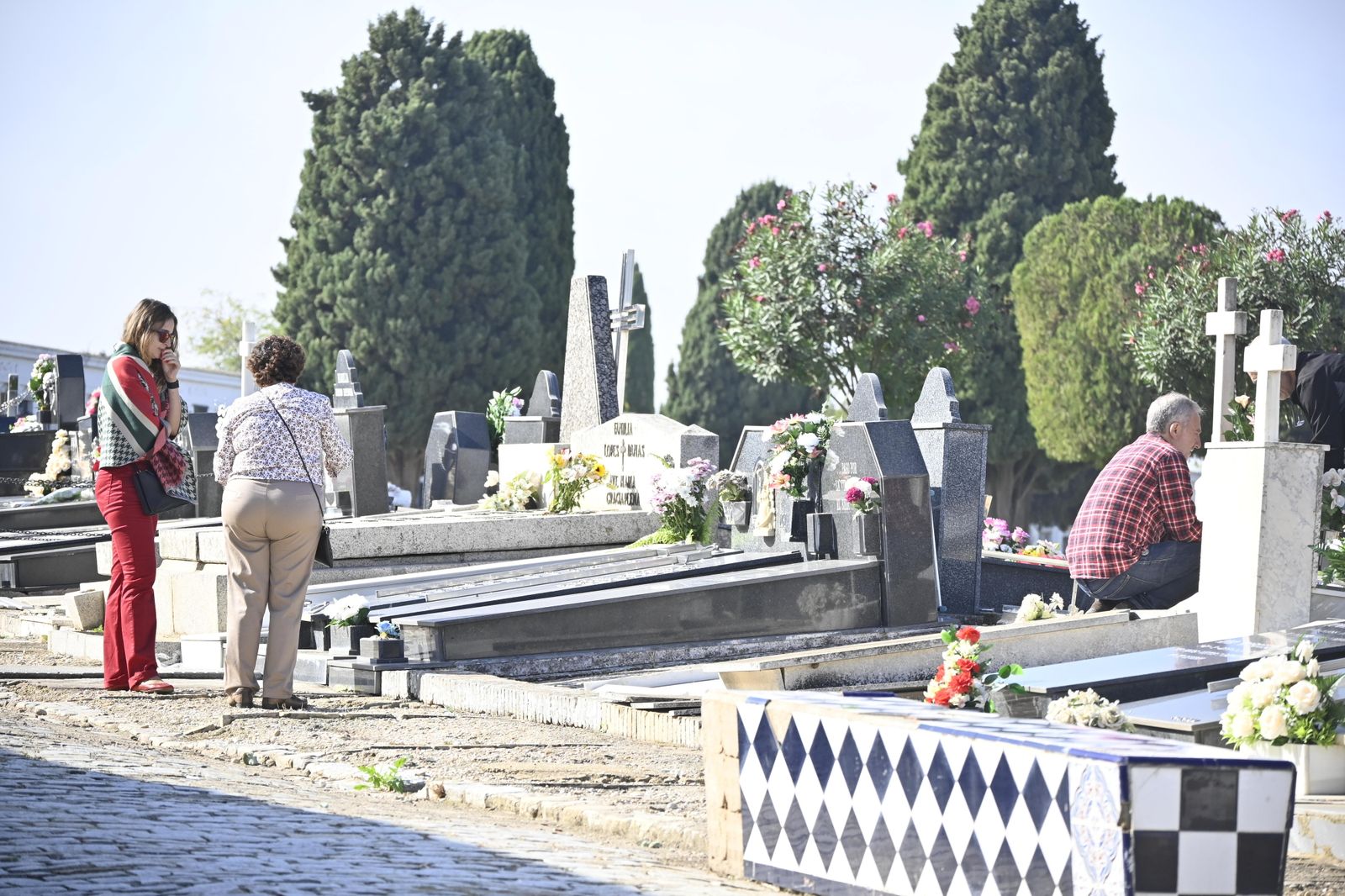 Ambiente en el cementerio de Huelva para el día de todos los Santos.