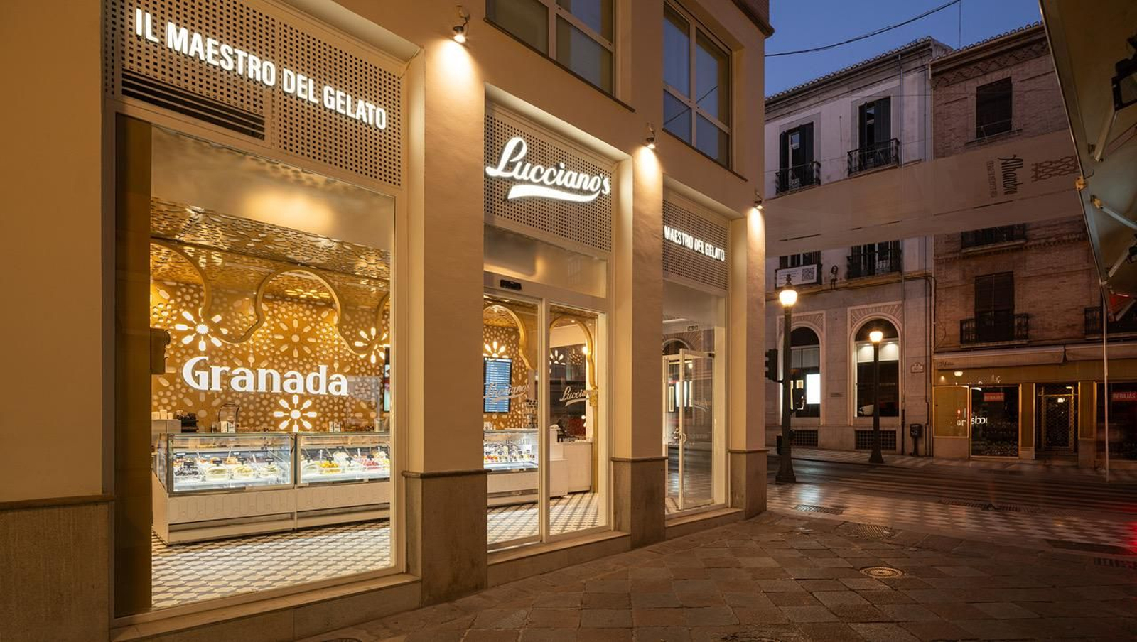 La tienda ha sido diseñada respetando el entorno urbano: la fachada histórica se ha intervenido de forma mínima