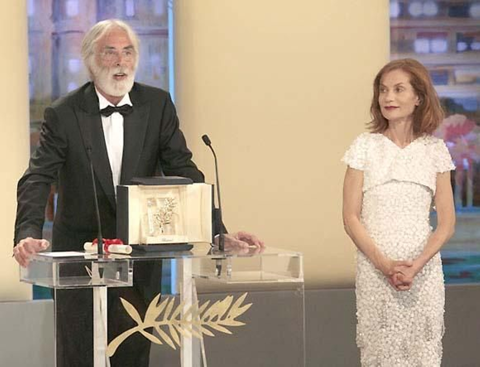 Haneke logra su primera Palma de Oro en Cannes con 'La cinta blanca'