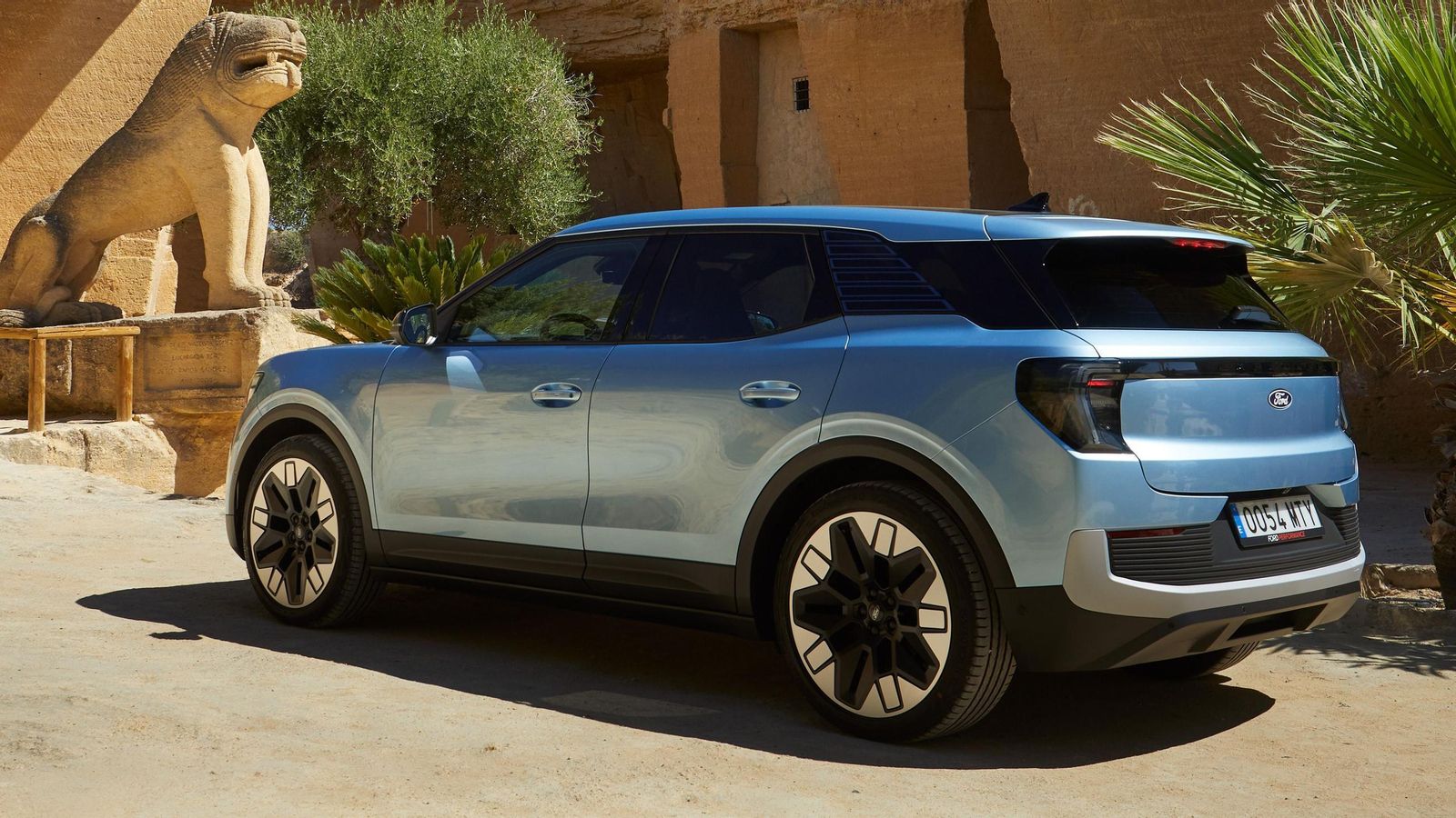 Los voladizos cortos, tanto delante como detrás, proporcionan un tamaño muy apto para cualquier terreno sin condicionar el espacio habitable.