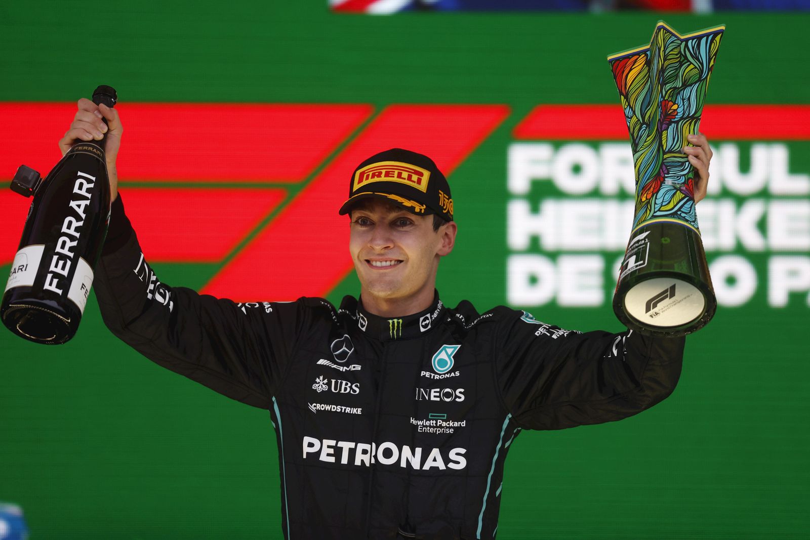 George Russell, feliz tras conseguir en Interlagos su primera victoria en Fórmula 1.