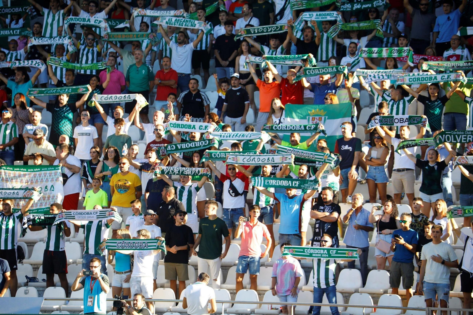 Aficionados del Córdoba en El Arcángel animando a su equipo.