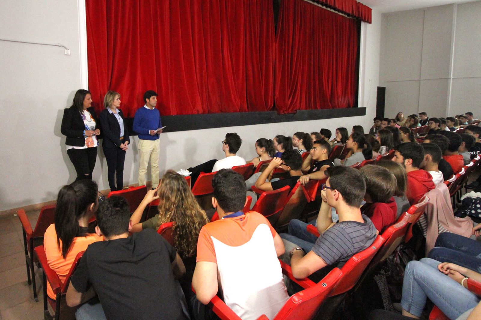 Las ediles Laura Ruiz y Pilar Pintor junto al director del Isla Verde.