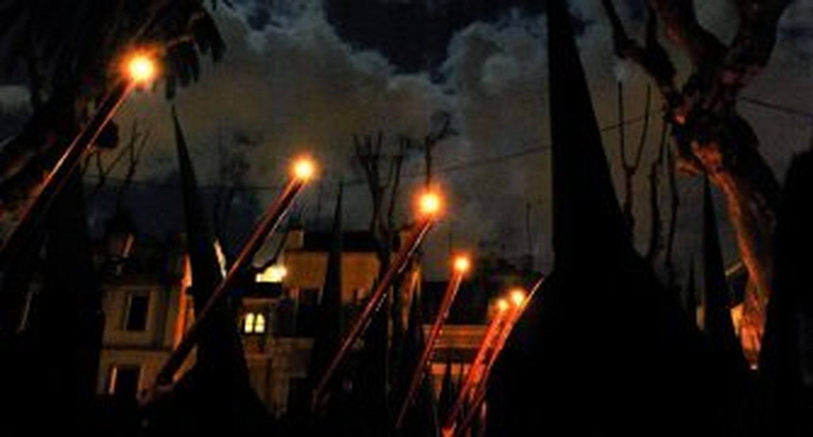 Los nazarenos del Gran Poder en la Plaza de San Lorenzo. / Juan Carlos Vázquez