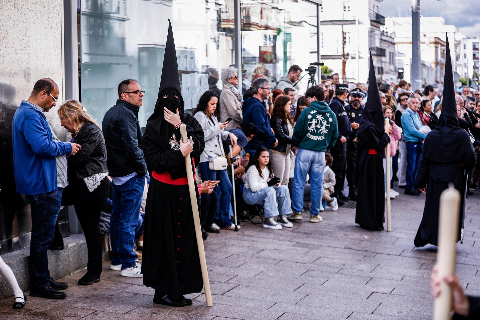Imágenes de la salida de Desamparados en la Semana Santa de San Fernando 2025
