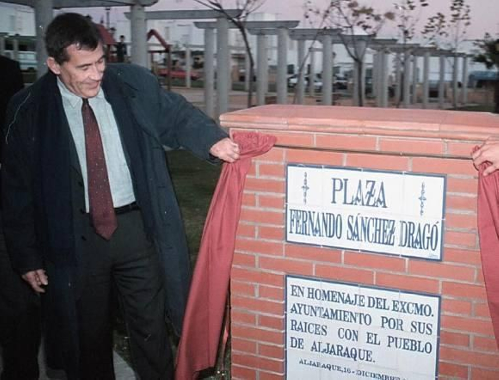 Aljaraque quita el nombre de Sánchez Dragó a una plaza del pueblo