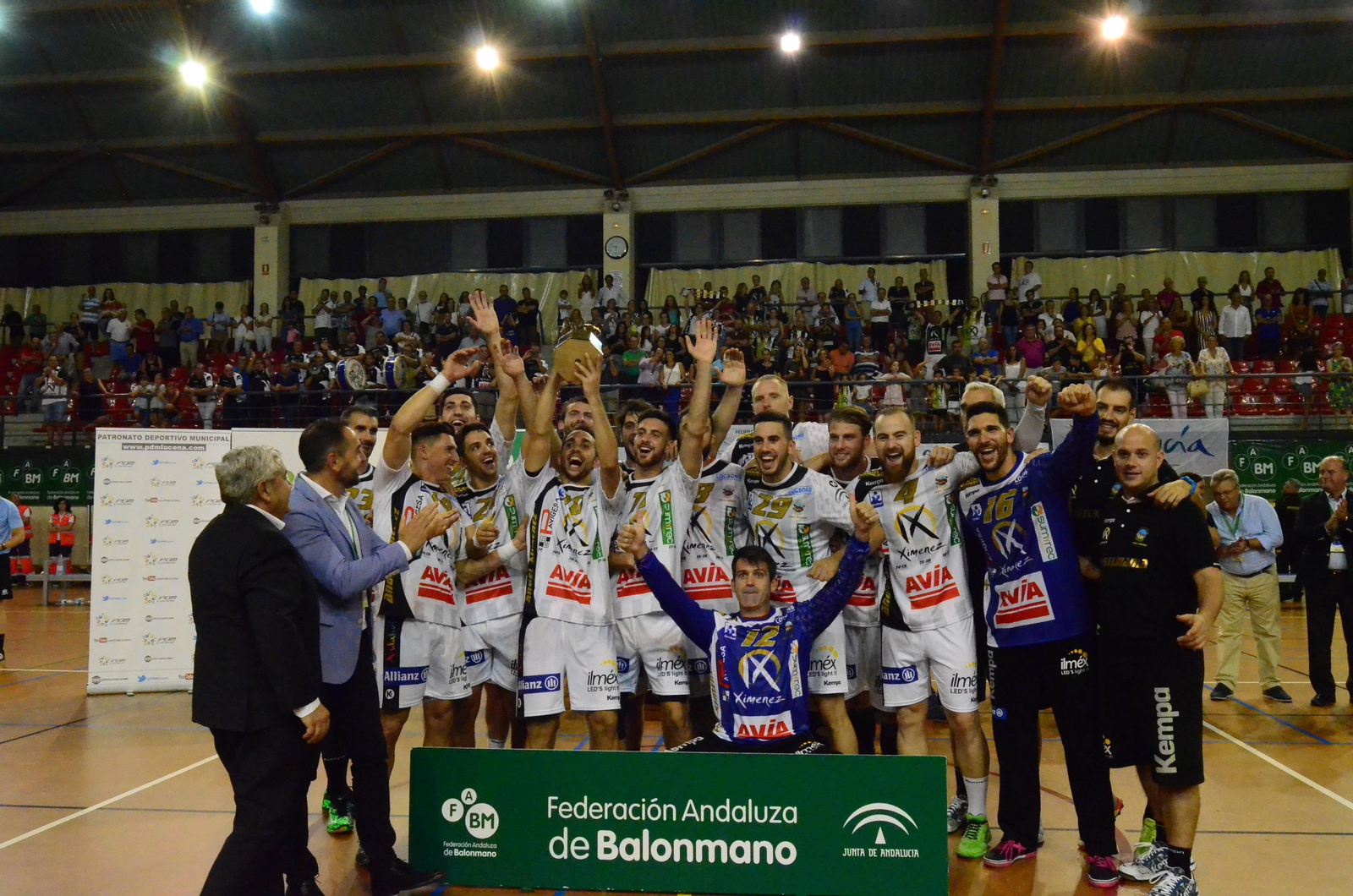 Los jugadores del Ángel Ximénez-Avia celebran el título conseguido en Lucena.