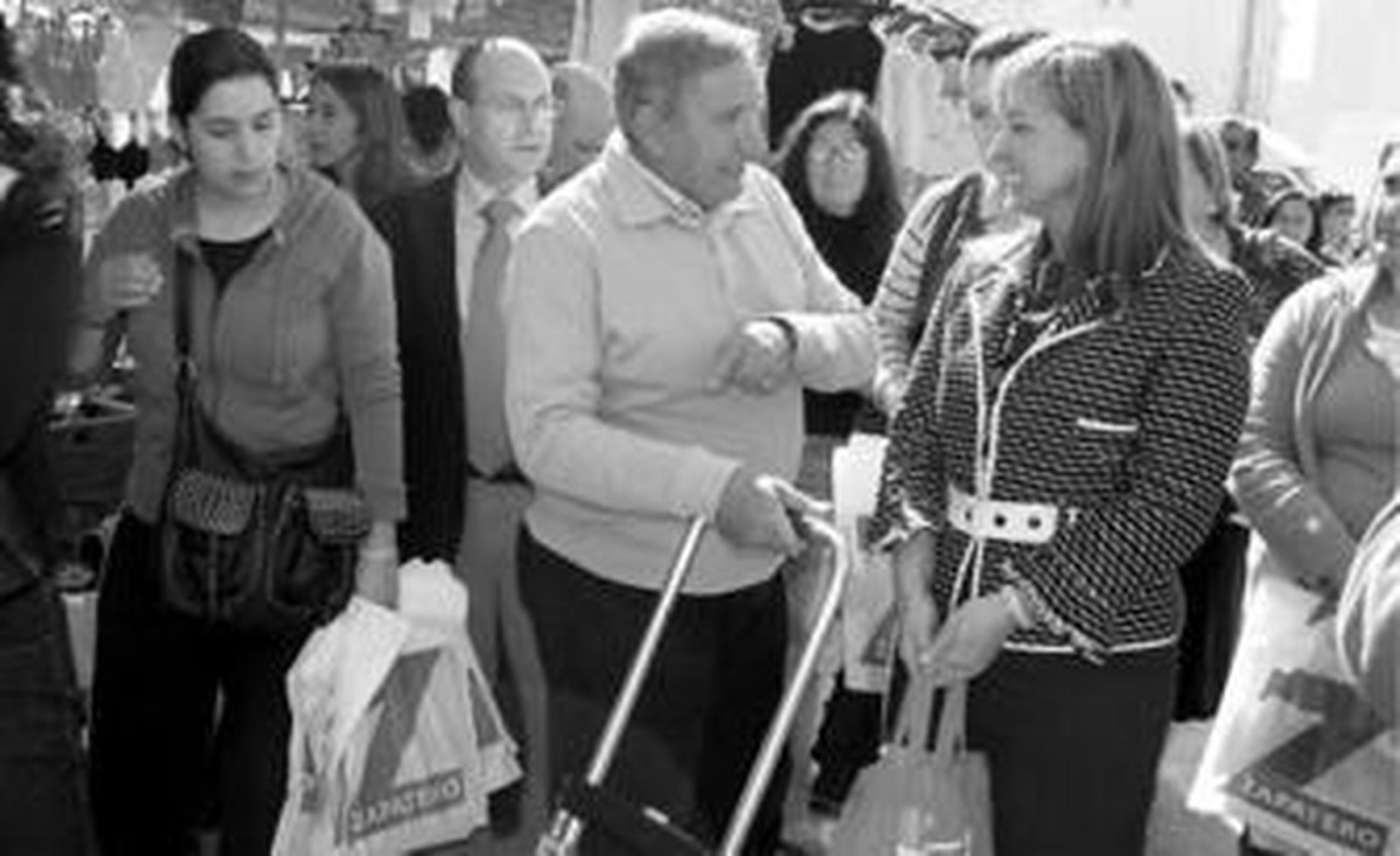Pilar Sánchez escucha en el mercadillo la petición de un vendedor ambulante.