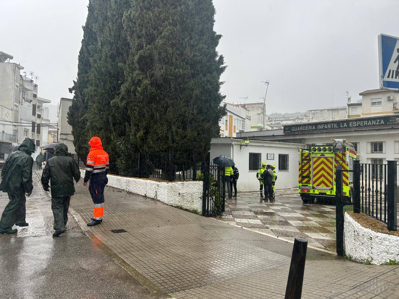 Los bomberos, dando cobertura a este suceso.