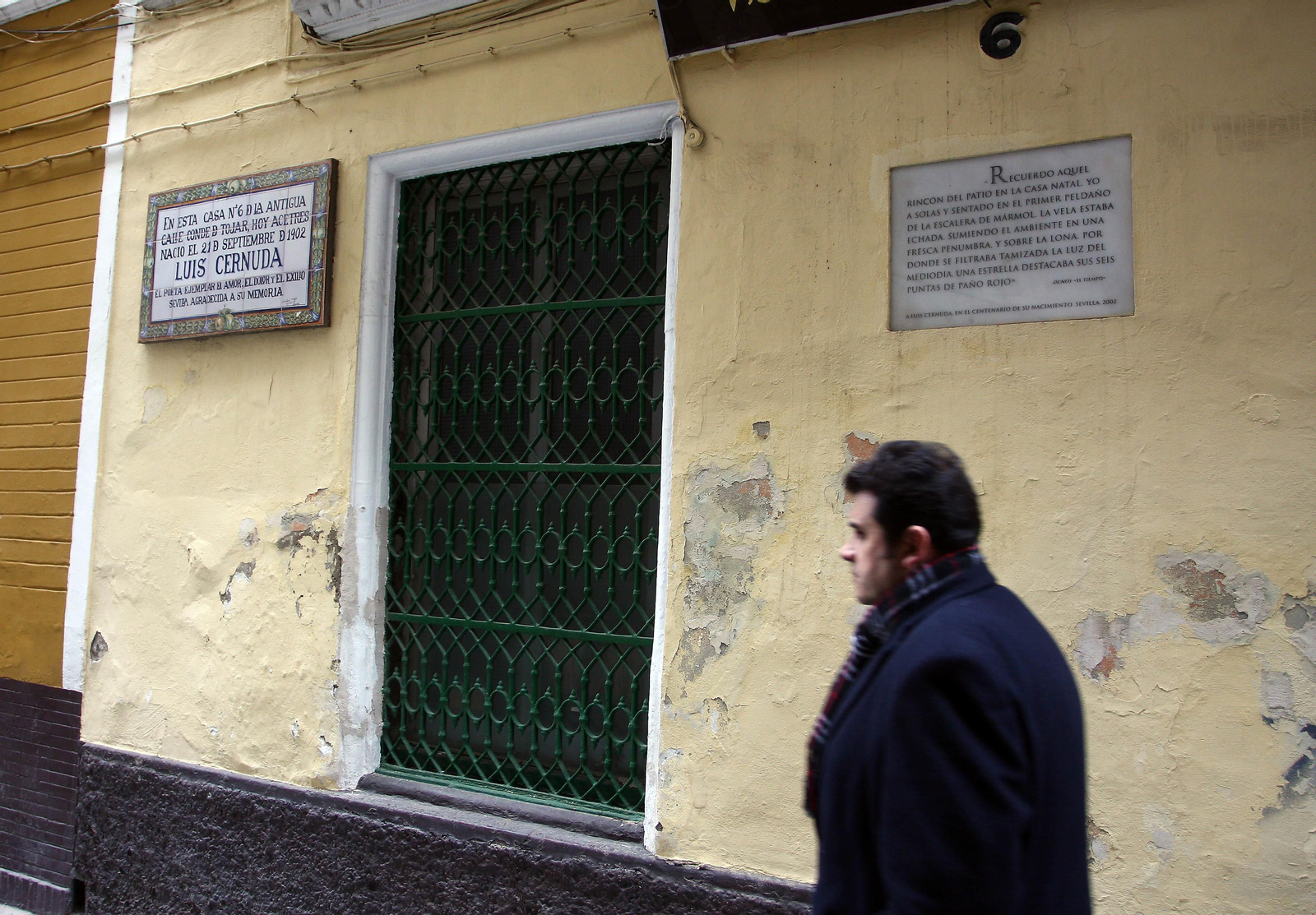 Fachada de la casa natal de Cernuda en el número 6 de la calle Acetres.
