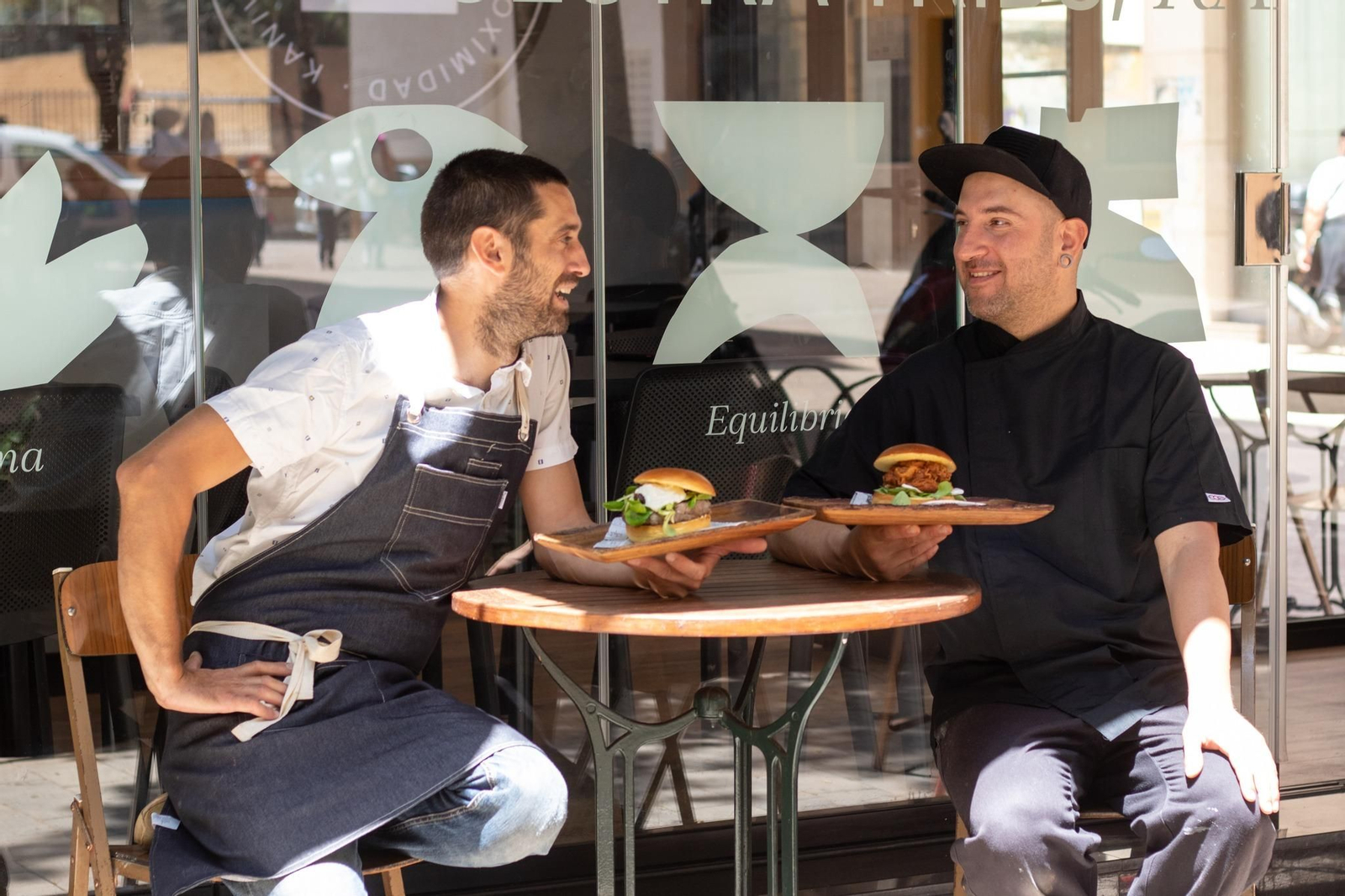 Dueño y cocinero de la hamburguesería Kanival Burguer en la terraza del espacio.
