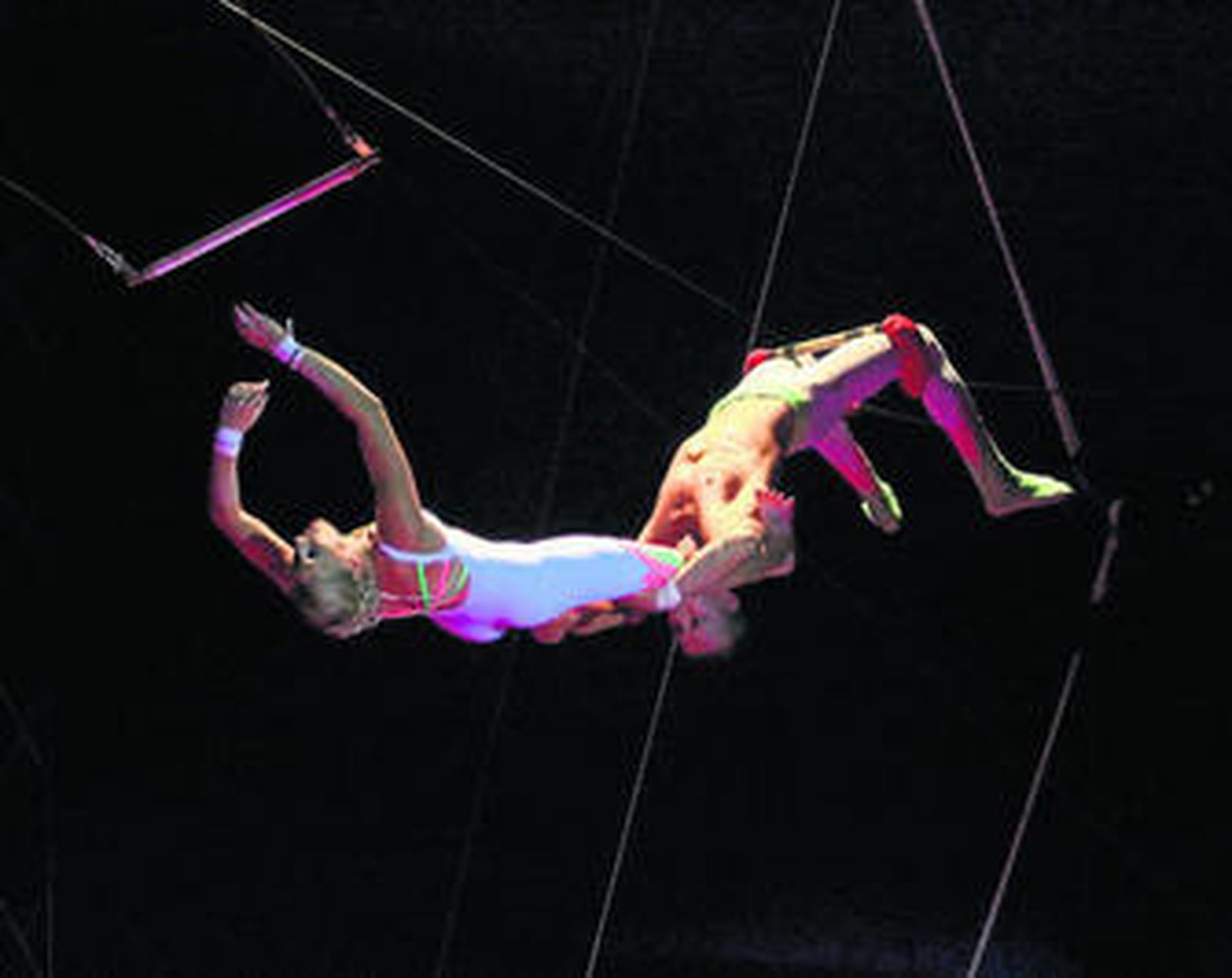 Un momento del número de los trapecistas voladores, ayer, durante la función del Gran Circo Alaska.