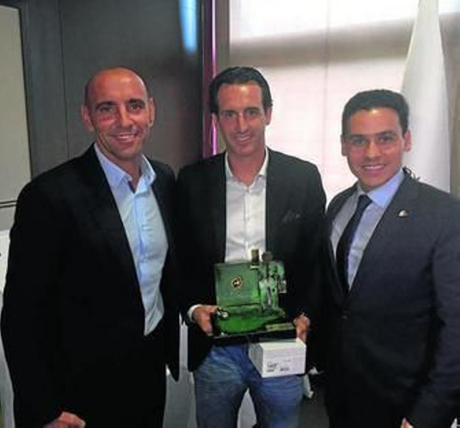 El premiado Emery, junto a Monchi y Del Nido Carrasco.