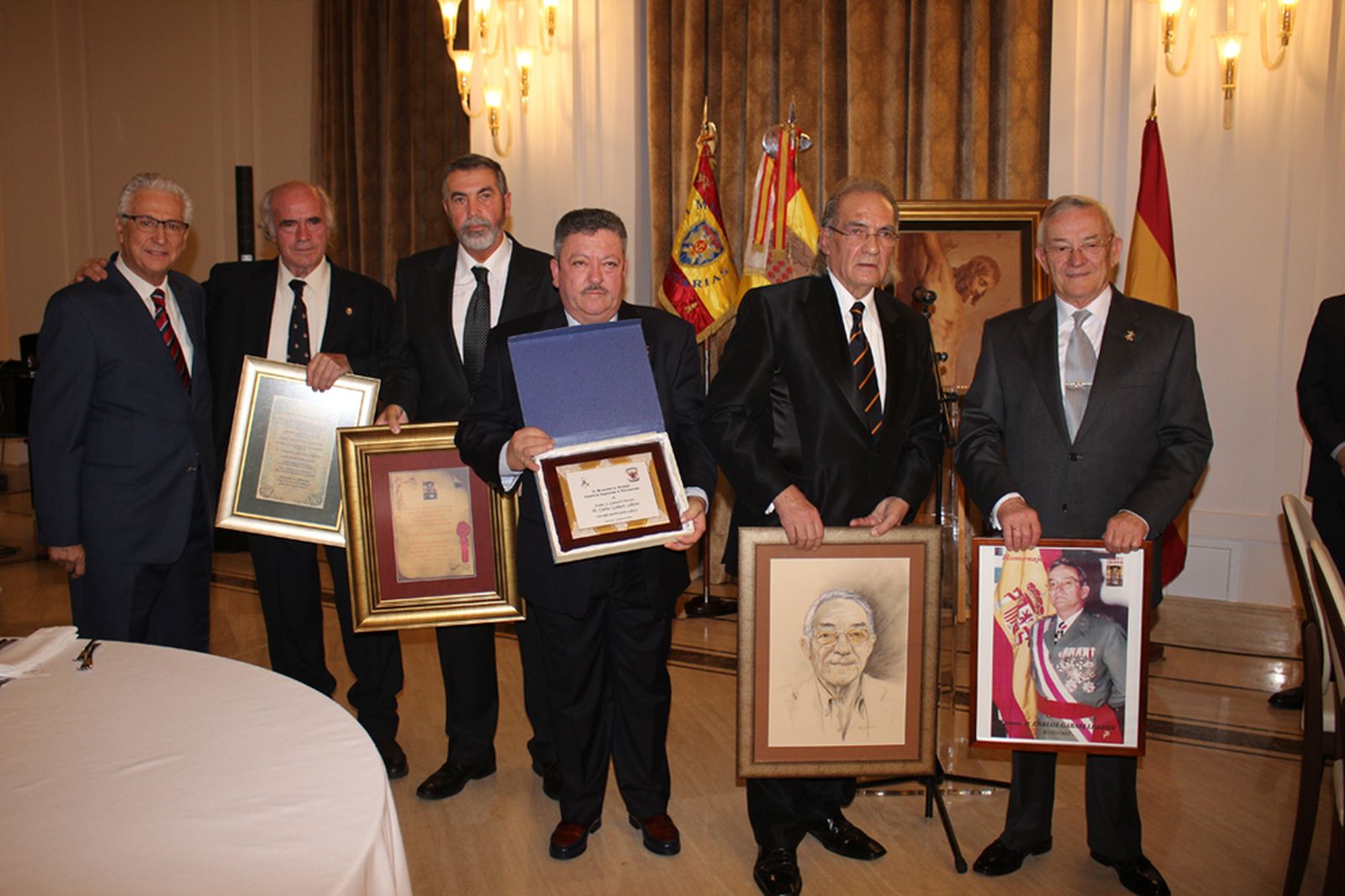 Carlos Gabari recibe los regalos que le ofrecieron.