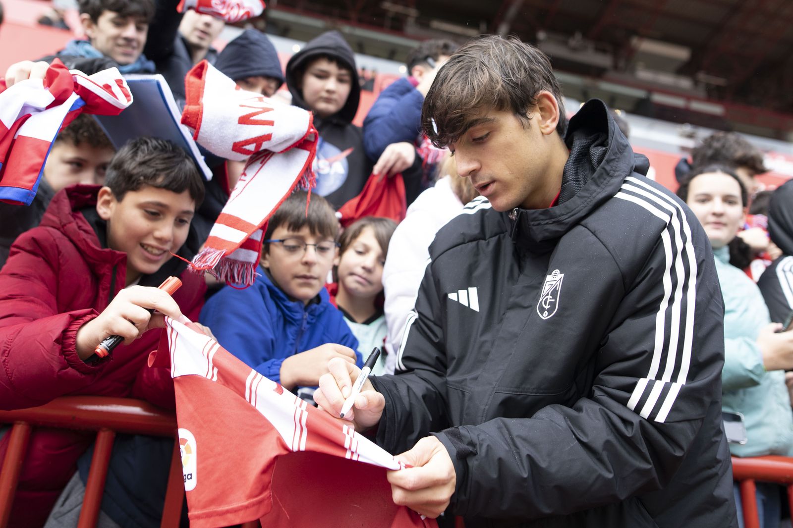 Las mejores imágenes del entrenamiento con público del Granada CF