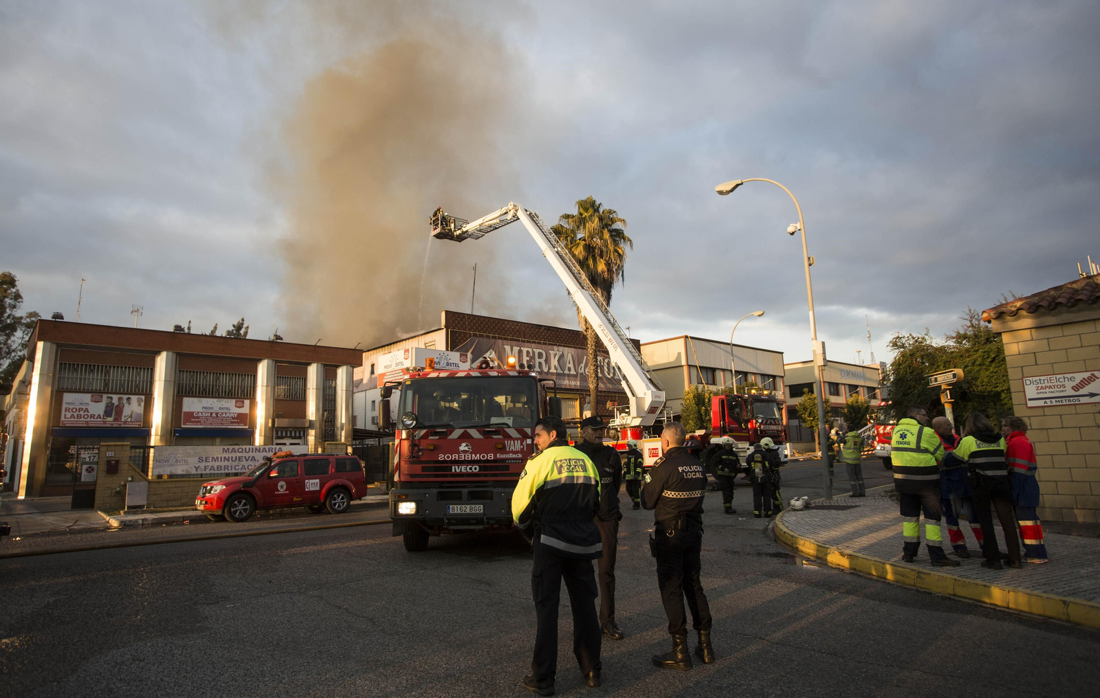 Una imagen de las labores de extinción del incendio que se produjo hace unas semanas en el parque PISA de Mairena.