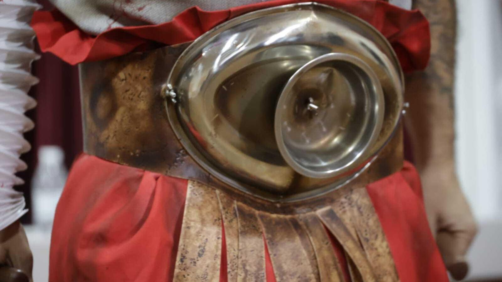 Cinturón con una bandeja de raciones de los bares y un cuenco de aceitunas.