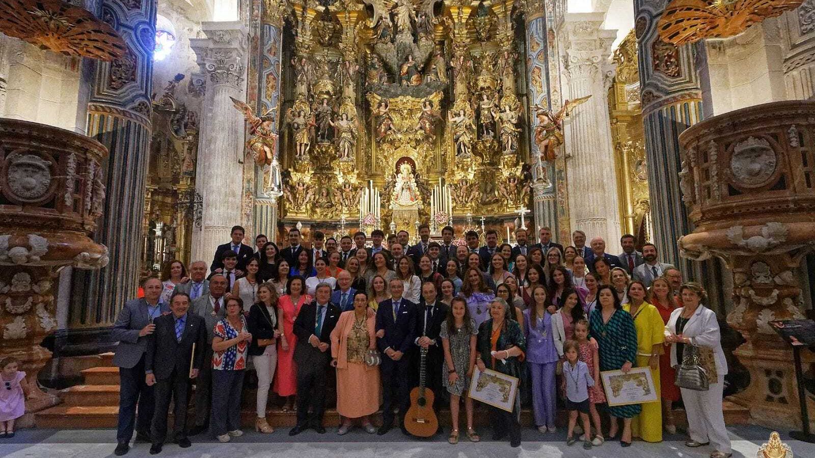 Foto de familia del coro del Rocío de Sevilla