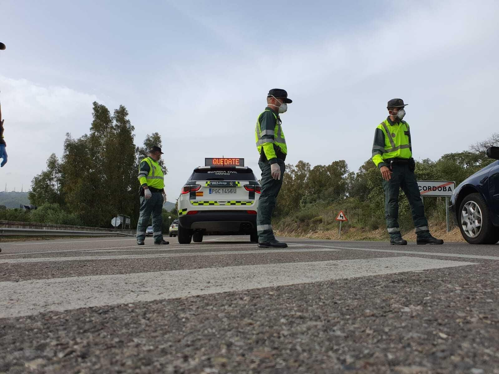 La Guardia Civil, durante un control de carretera.