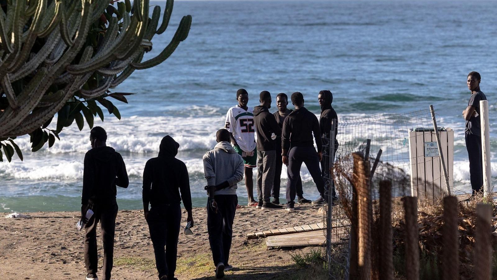 Algunos de los migrantes en la playa de El Morche