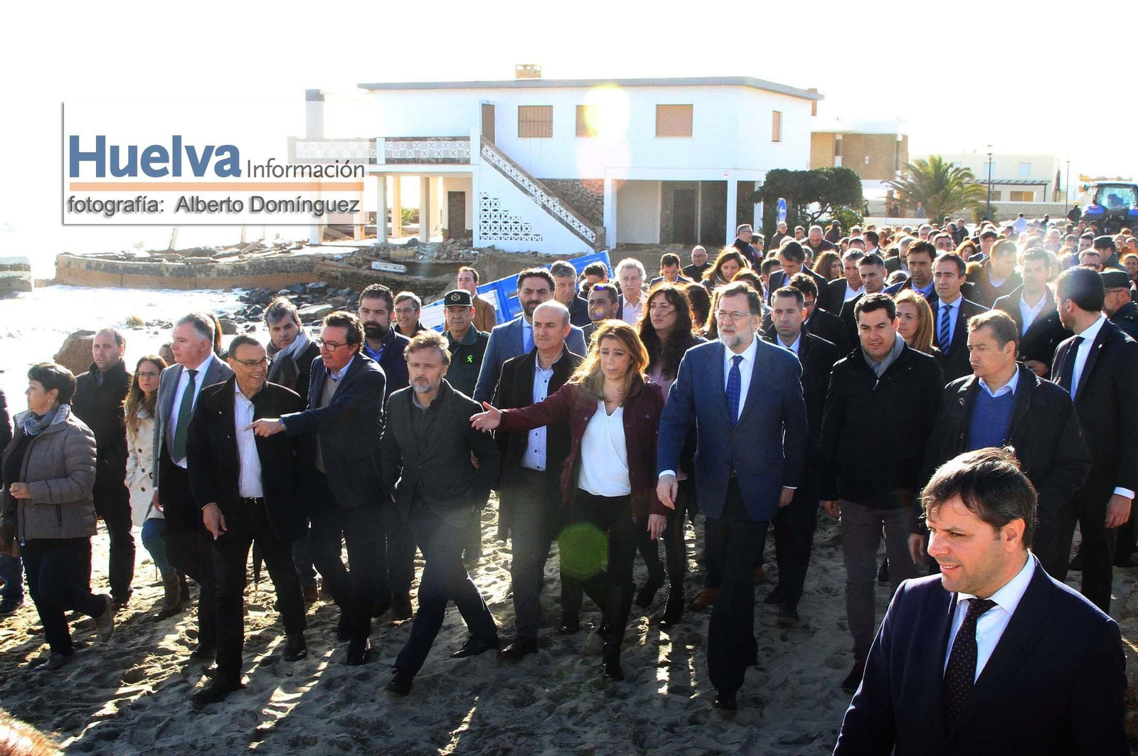 Imágenes de la visita de Rajoy y Susana Díaz a la playa de La Antilla