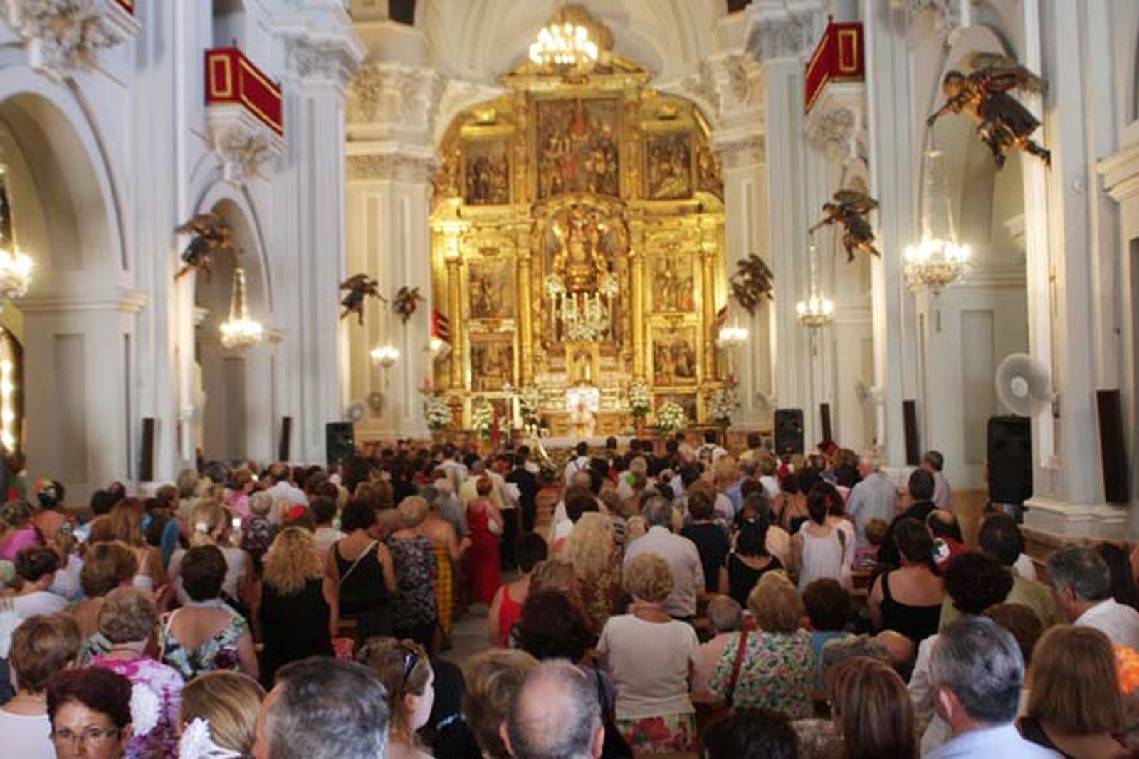 En el Santuario de la Victoria se congregaron cientos de malagueños para realizar la ofrenda floral a la Virgen.
FOTO: Migue Fernández