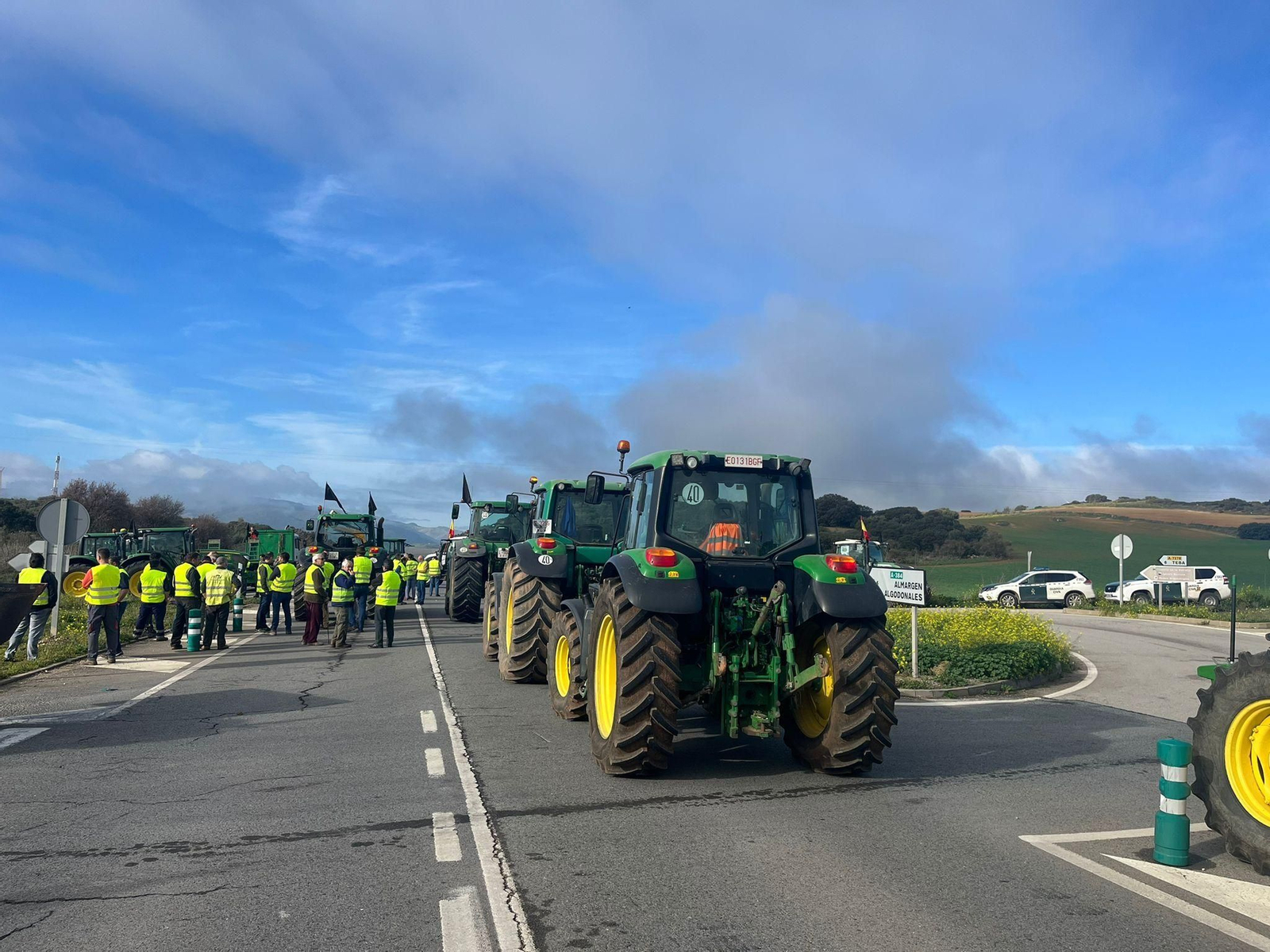 Bloqueo de la carretera Jerez-Cartagena a su paso por Teba.