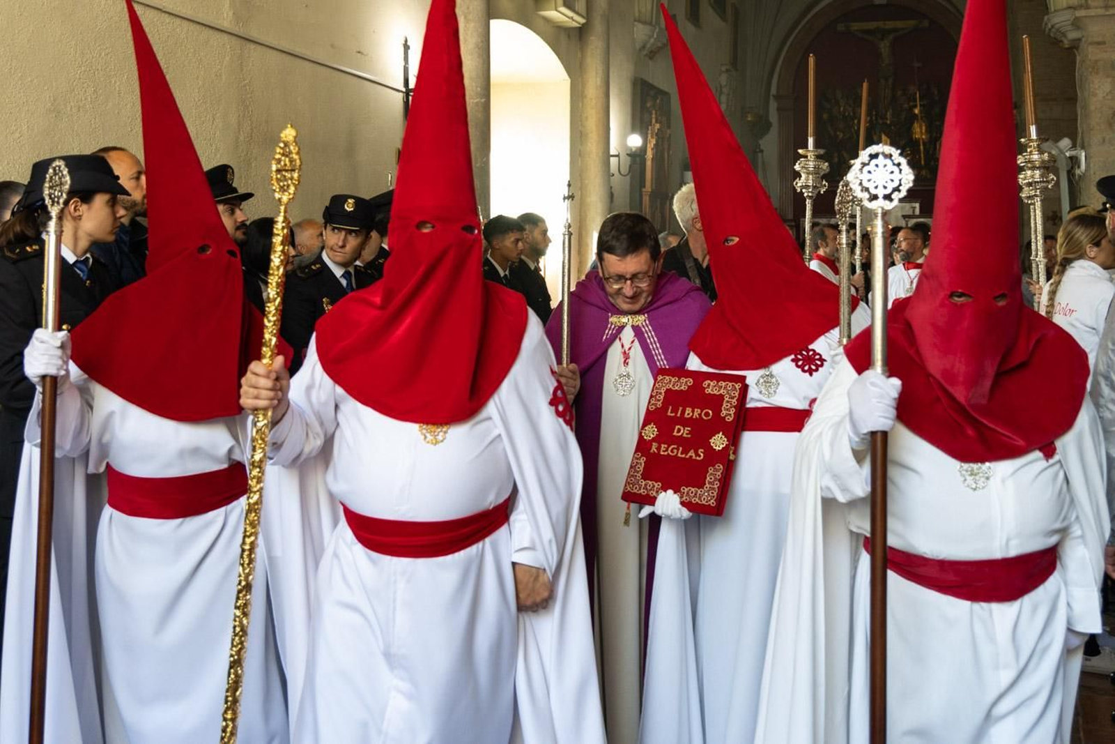 La temida lluvia impide el desarrollo normal de este Martes Santo