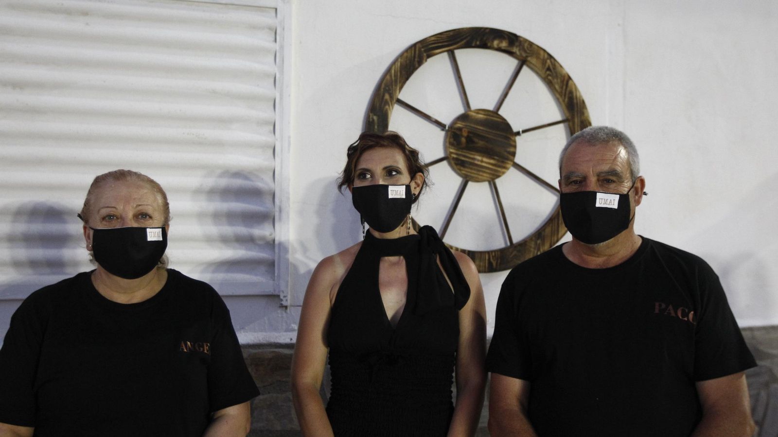 En el centro, Beatriz Lara posa con parte de su equipo de trabajo, al cual le agradece la contribución para realizar su sueño