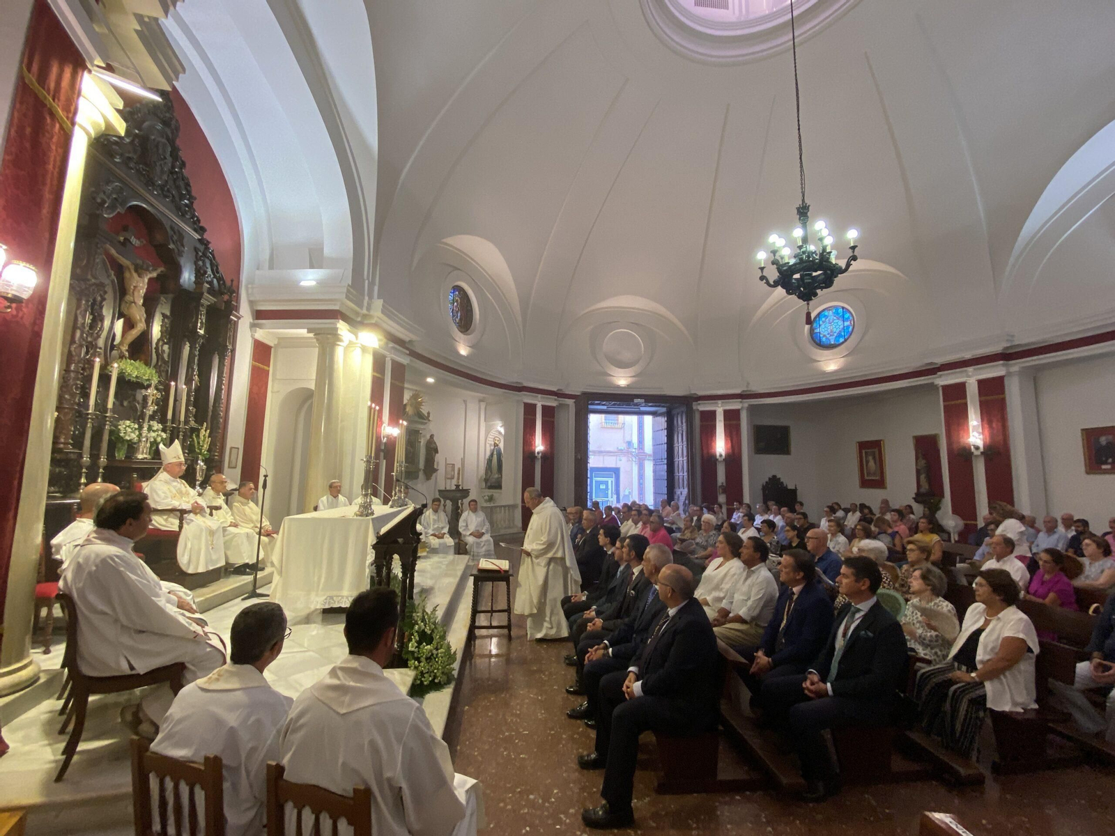 Fotogalería de la toma de posesión de los sacerdotes de Las Viñas, Santiago y San Pedro en Jerez