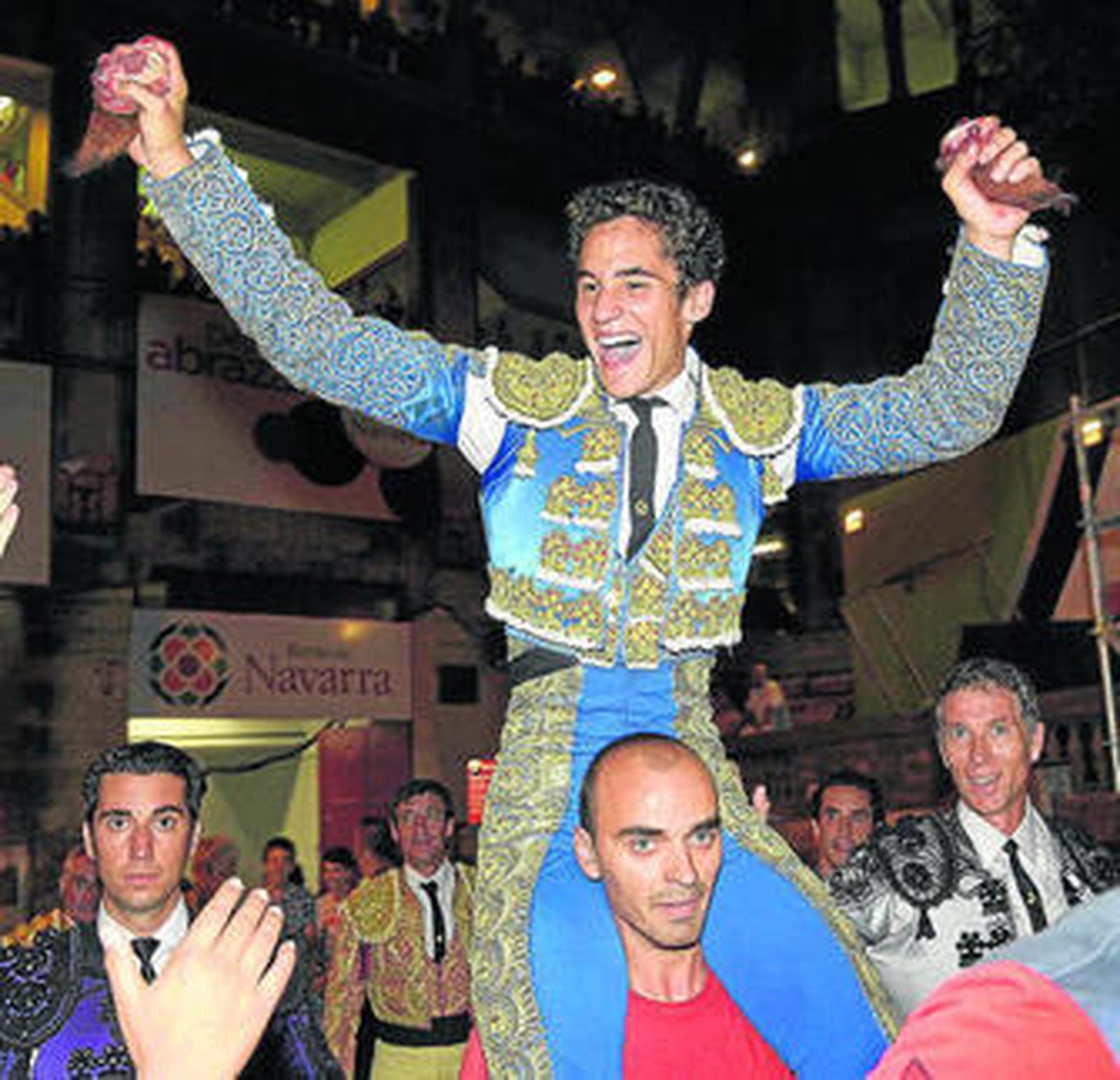 Posada de Maravillas sale en hombros de la plaza de Pamplona.