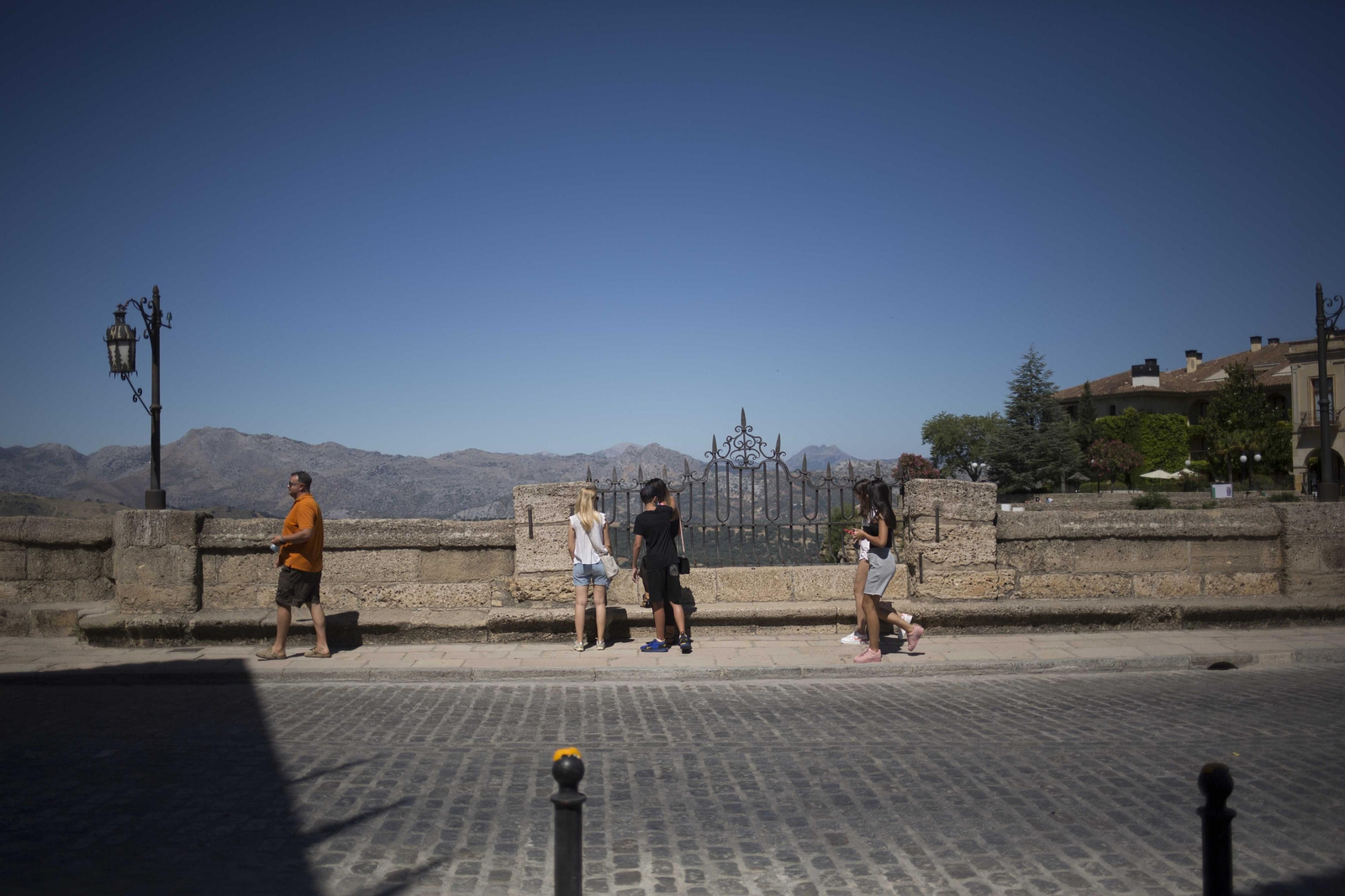 Visitantes en el Puente Nuevo de Ronda.