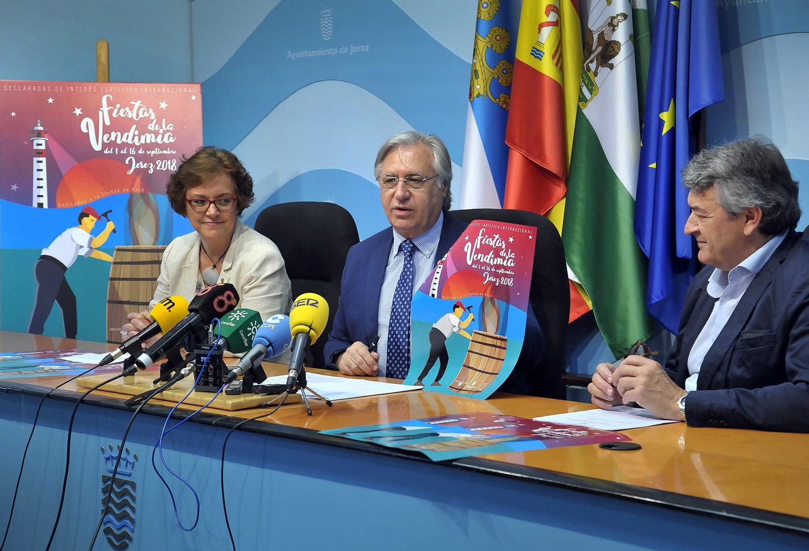 Francisco Camas sostiene el cartel anunciador entre Yolanda Morales y Cesar Saldaña