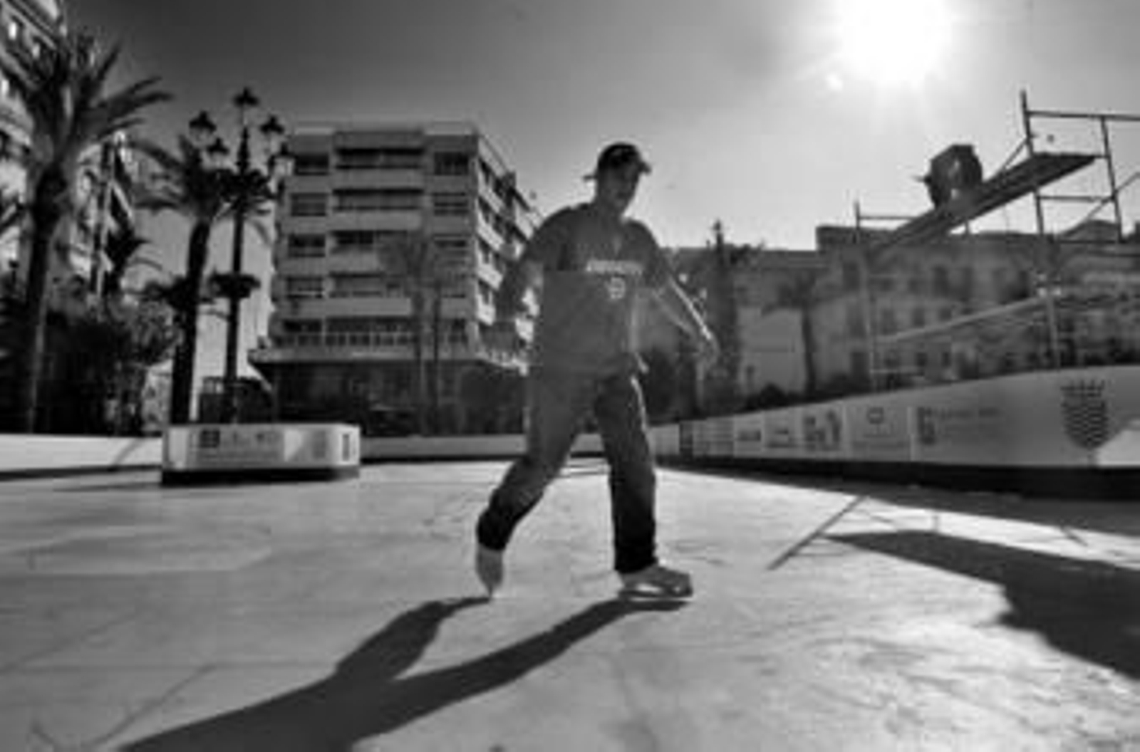 Un joven estrena la pista de patinaje que se abrió ayer en la plaza del Arenal.