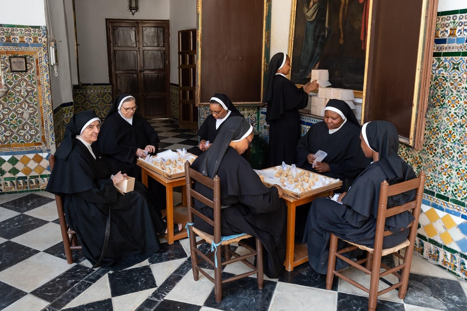 Las religiosas elaborando las tradicionales yemas. Las religiosas elaborando las tradicionales yemas.