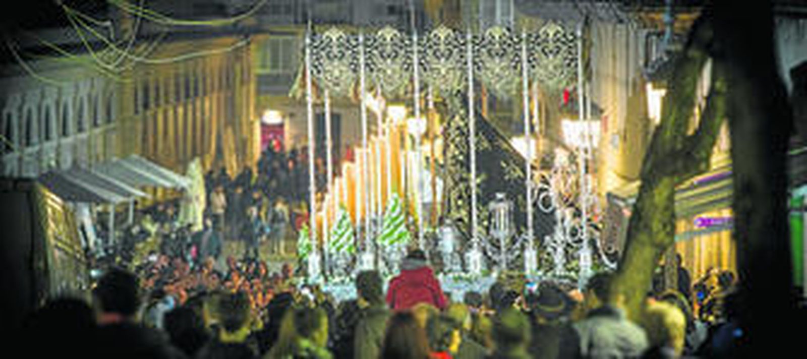 El paso de la Virgen de los Dolores de la Orden de Servitas, en el momento de llegar a los alrededores del Mercado Central.